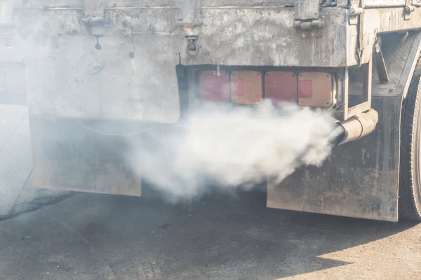How Do Stuck Trucks Contribute to Air Pollution